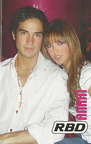 anahi-poncho-bastidores-rebelde-2004-002