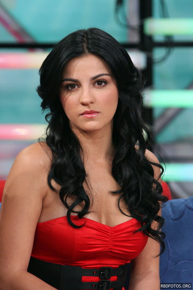 maite-perroni-muevete-2009-002.jpg